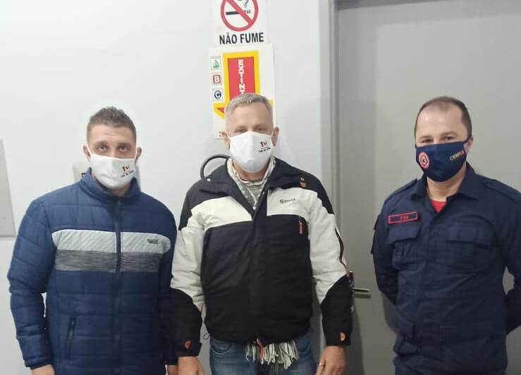 DEFESA CIVIL DE TRÊS DE MAIO REALIZA DOAÇÃO DE 800M² DE LONA PARA O CORPO DE BOMBEIROS